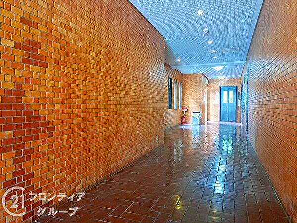 温かみのある壁面に囲まれたゆとりある空間がとっても素敵ですね！静寂に包まれた落ち着きのあるロビーを歩いていると、一日の疲れもスッと癒されていくような心地よい感覚になれますね！