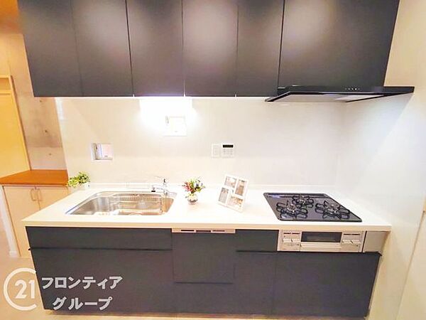 広い作業スペースと充実した収納が、料理を快適にサポートし、効率的な調理を実現します