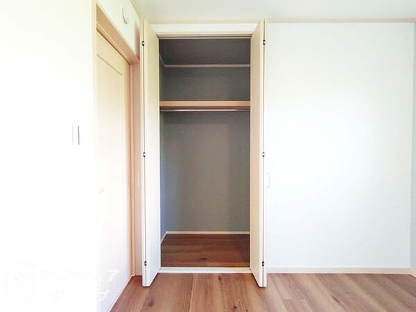 スタイリッシュな収納で、お部屋を美しく保てます。デザイン性に優れた収納は、インテリアの一部としても楽しめます。おしゃれな空間を演出しながら、機能的に物を整理整頓できます。