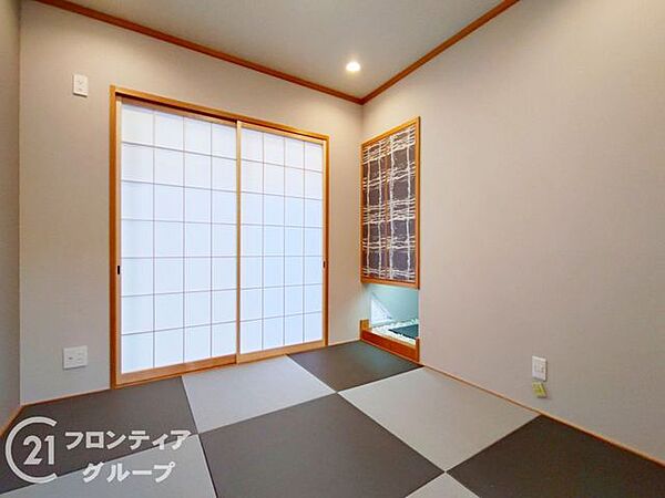 心地よい伝統的な空間です。障子から柔らかい光が入り、落ち着いた雰囲気を醸し出し、多目的に使えるため、客間やリラックススペースとして最適です