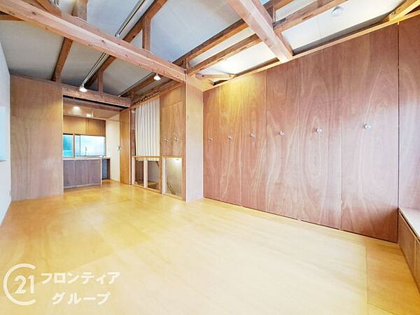 天井の梁がアクセントとなったリビングは、木の温もりに包まれる開放的な空間です。ナチュラルな床材と調和した内装が、家族が自然と集まりたくなるような穏やかで落ち着いた空気感を作り出しています