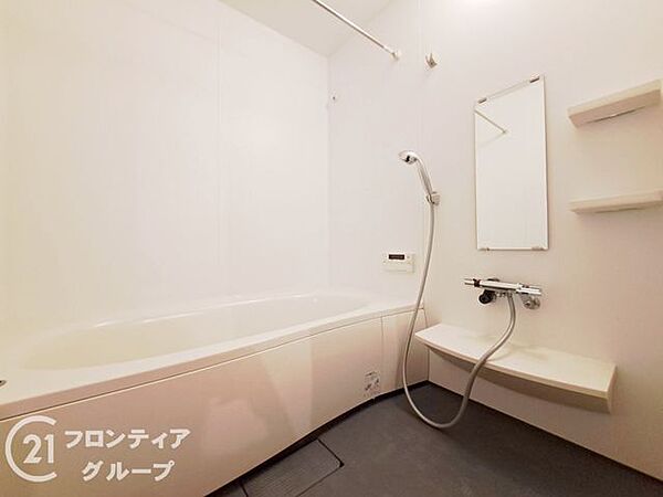 清潔感あふれるホワイトを基調としたバスルームは、一日の疲れを優雅に癒やすための特別な場所です。広々とした浴槽で足を伸ばしながら、心身ともにリラックスできる至福のひとときをお過ごしいただけます