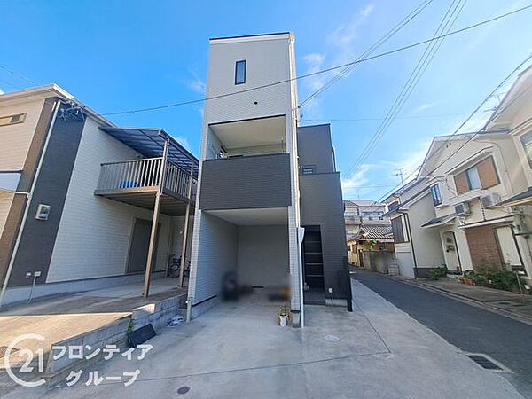 お手入れの良さが一目でわかる綺麗な外観ですね！中古戸建とは思えないほどの清潔感があり、新生活を気持ちよくスタートできる工夫が随所に感じられる素敵なお住まいですよ