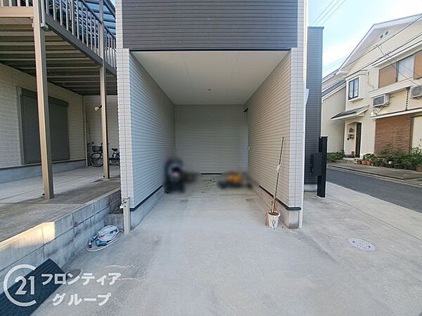 建物と一体となった駐車場は、雨の日の荷物の積み下ろしも楽々で助かりますね！洗車やお子様のプール遊びなど、多目的に活用できる広々としたスペースが暮らしの幅を広げますよ