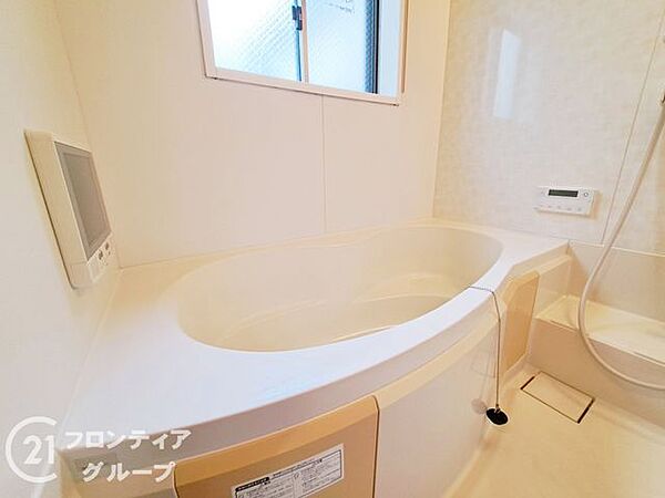 足を伸ばしてゆったりと寛げる大型のバスタブを採用しています。窓があるため換気もしやすく、清潔な状態を長く保つことができるお手入れの行き届いた機能的なバスルームです