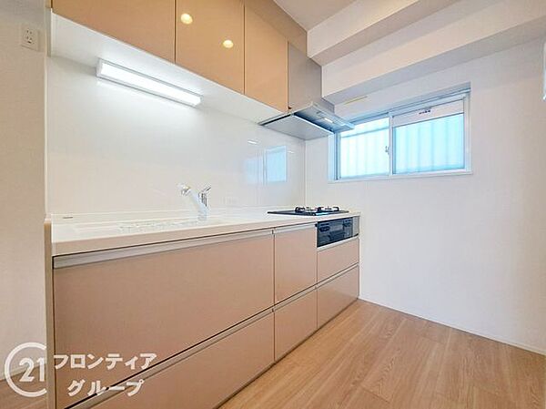 お料理中も窓からの光を感じられる明るい空間が気持ちいいですね！収納力も豊富で、いつもスッキリと美しい状態を保てそうです。使いやすさにこだわった設備が日々の家事をワクワクさせてくれますね！
