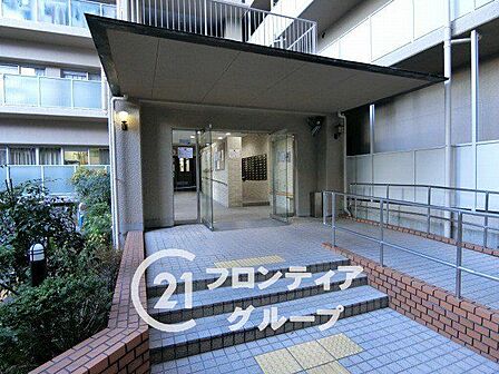 落ち着いた雰囲気のエントランスは、訪れる人に心安らぐ空間を提供し、温かく迎えてくれます!