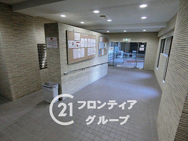 機能的なロビーで、住む人が快適に過ごせるよう配慮されています