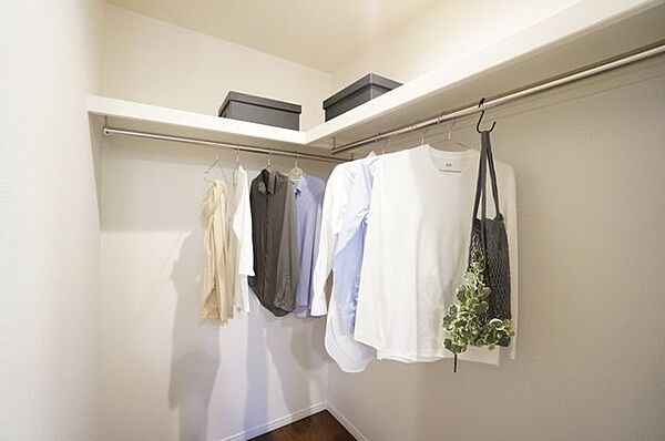 【施工例／ファミリークローゼット】家族全員の衣類や荷物を一箇所にまとめて収納できるファミリークローゼット。洗濯から収納までの家事動線が短くなり、家事の負担が軽減されます。