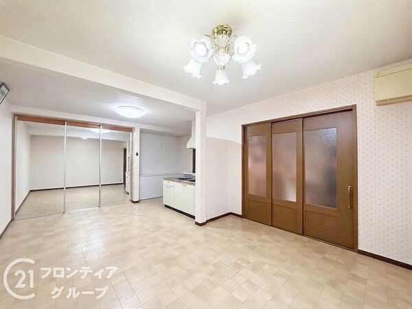 ゆとりある広さを確保したリビングは、開放感ある空間！木の温かみを感じる内装が落ち着いた雰囲気を演出し、どんな家具を置こうか考えるだけでワクワクしてくるような開放感がありますね
