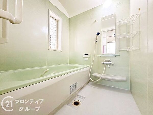 淡いグリーンが心安らぐ清潔感のあるバスルーム！一日の疲れをゆったりと癒せる広めの浴槽が魅力で、窓がついているため換気もしやすく、常に明るく衛生的な状態を保てるのが嬉しいポイントですね