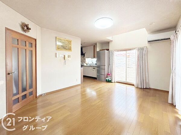 大きな窓から暖かな陽光が降り注ぐリビングは、家族全員が自然と集まる居心地の良い場所です。木目調のフローリングが温かみを添え、穏やかな日常を優しく包み込んでくれます