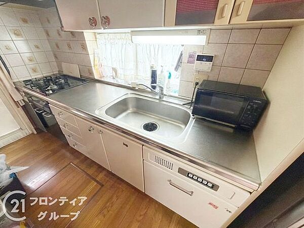 窓から明るい光が差し込むキッチンは、毎日の料理を楽しく演出してくれます。シンク周りも広々としており、お気に入りの調理器具を並べて、こだわりの空間を作ることが可能です