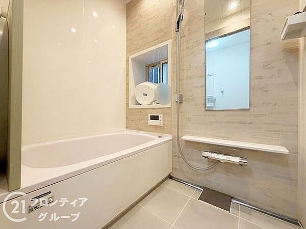 ゆったりと足を伸ばしてくつろげる広々とした浴槽が、一日の疲れを優しく癒やします。窓付きで換気もしやすく、湿気がこもりにくいのも嬉しいポイントで、清潔な状態を保てます