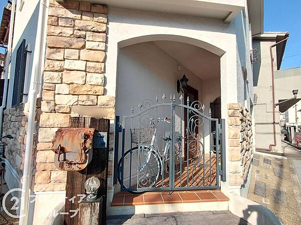 重厚感のあるアーチ型のポーチと繊細なアイアン装飾がお客様を優しく迎えます。細部にまでこだわりが感じられる意匠は、住まいの顔にふさわしい上質な空間を演出しています