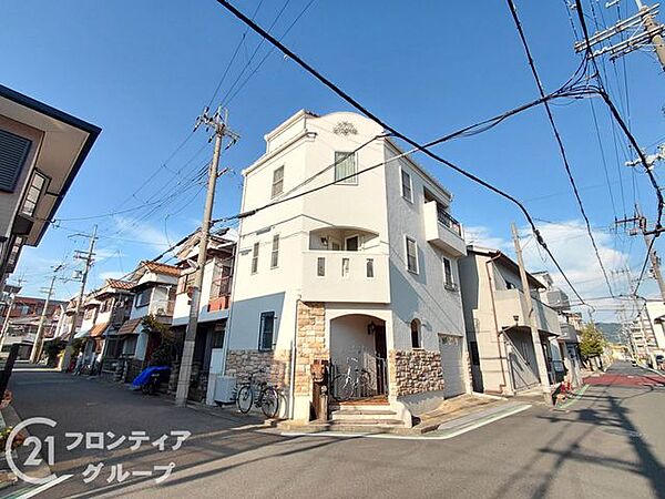 周囲の建物とも調和しながら、さりげなく個性を主張するデザインに毎日の帰宅が楽しみになりそうですね！