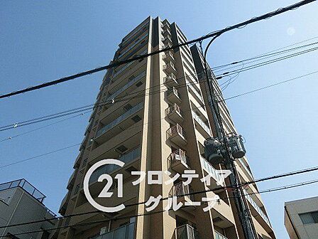 空を貫くようにそびえ立つフォルムは街のランドマークにふさわしい風格を漂わせています。洗練されたデザインが住まう方のステータスを象徴し、日々の帰宅を誇らしい瞬間に変えてくれる魅力があります