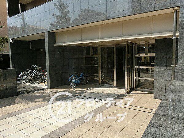 邸宅の顔ともいえるエントランスは、ホテルのような洗練された空間で皆様をお迎えします。コンシェルジュが提供するきめ細やかなサービスが、日常にワンランク上の心地よさと安心を添えてくれます