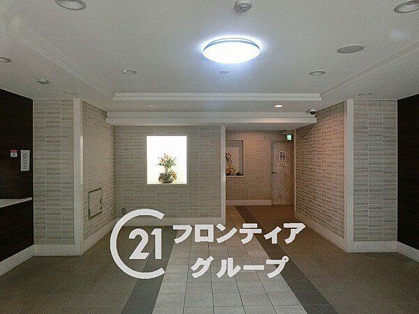 広々としたロビーには柔らかな光が差し込み、待ち合わせやちょっとした休憩にも最適な空間です。まるで高級ホテルのラウンジを思わせる設えが、日々の暮らしに豊かな彩りとゆとりをもたらします