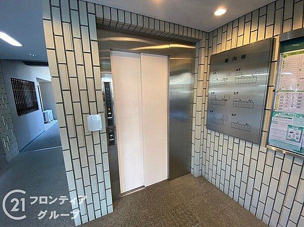 細部まで清掃が行き届いた清潔感のある共用空間は、管理の質の高さを感じさせてくれますね！機能美を追求した設計が随所に散りばめられていて、暮らしの質が一段と高まるような予感に胸が踊りますね