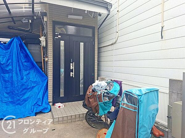 重厚感のある玄関ドアが家族やゲストを優しく迎え入れます。広々としたポーチ部分はベビーカーや自転車の出し入れもスムーズに行える設計で、ゆとりある毎日をサポートしてくれる頼もしいエントランスです