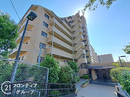 重厚感のあるタイル貼りの外観は、落ち着いた住宅街の中でもひときわ存在感を放っていますね!四季折々の植栽が建物を彩り、毎日この場所へ帰ってくるのが楽しみになりそうな上質な雰囲気に包まれていますね!