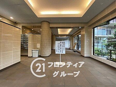 間接照明の柔らかな光が広がる広々としたロビー空間は静かで優雅な雰囲気を醸し出していますね!ゆったりと寛げる上質な空間デザインが、訪れる人を心地よく迎えてくれる素晴らしい仕上がりです