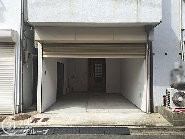 住まいの顔としてすっきりと美しく収まる機能的なビルトインガレージ！風雨を遮りながら安全に車を保管できる頼もしい設計が、アクティブな毎日を力強くサポートします