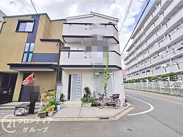 すっきりと整えられた玄関ポーチには柔らかな光が差し込み、家族やゲストを心地よく迎え入れます！細やかに手入れされた清潔な佇まいが、住まう人の丁寧な暮らしぶりを物語っていますね
