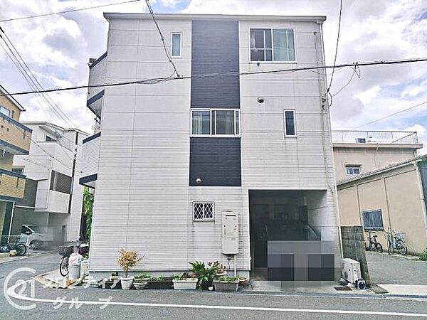 住まいの1階部分にスマートに配置された駐車スペースは雨の日でも安心感のある設計です！すっきりと片付けられた開放的な足元まわりが毎日の暮らしを心地よくサポートしてくれますね