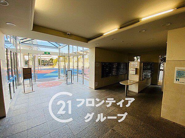 落ち着いたトーンで統一されたスタイリッシュで開放的な共用ロビーですね！美しいアーチを描く壁面と上質なフロアが優雅な雰囲気を醸し出します