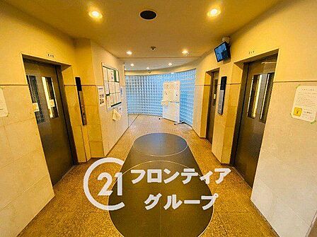 エレベーターホールは、住民の皆様が快適に移動できるよう設計されています。広々としたスペースは、混雑時でもスムーズな乗降を可能にします。
