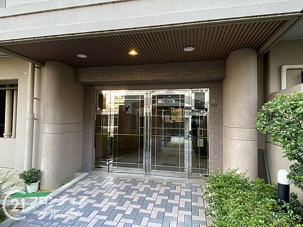 洗練された落ち着きのある色調で統一された上質なエントランス空間ですね！外の喧騒を忘れさせてくれる静寂に包まれたアプローチが、住まう方を優しく迎え入れてくれます