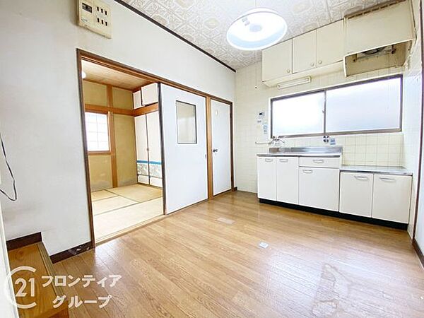 和室とつながっており、和室を開放すると空間が広がります。