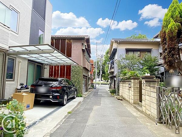 前道が整備されており、快適なアクセスを実現します。交通量の少ない環境で、静かに暮らせる住まいです。
