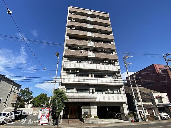 整然とした佇まいが魅力の外観は、清潔感と落ち着きが感じられ、日々の暮らしを快適に支えます。管理が行き届いた美しい景観は、訪れるたび安心感を与え、住まう方の誇りとなる印象的なマンションです。