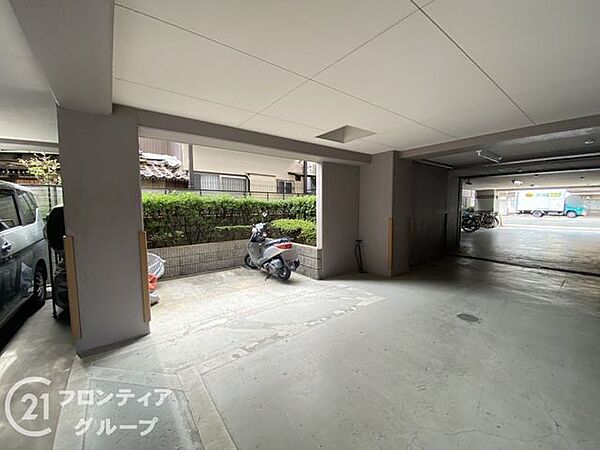 マンション共用部は、機能性とデザインを両立させた空間。どこにでも馴染み、住人の生活を快適にサポートするため、すべてのスペースに最適で、居心地良い暮らしを実現しています。