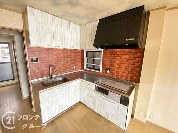 レンガ調の壁面がアクセントになったキッチンは、毎日の料理を楽しく演出してくれます。使い勝手の良い動線が確保されており、効率よく家事をこなせる工夫が随所に施されているのが特徴です