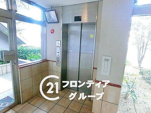 明るい陽光が差し込む清潔感あふれる開放的なエレベーターホールですね！毎日の移動をスムーズに心地よくサポートしてくれる機能的で美しい共用空間です