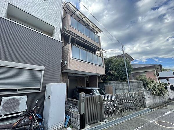 外観は周囲の街並みに美しく調和するシンプルなデザインです