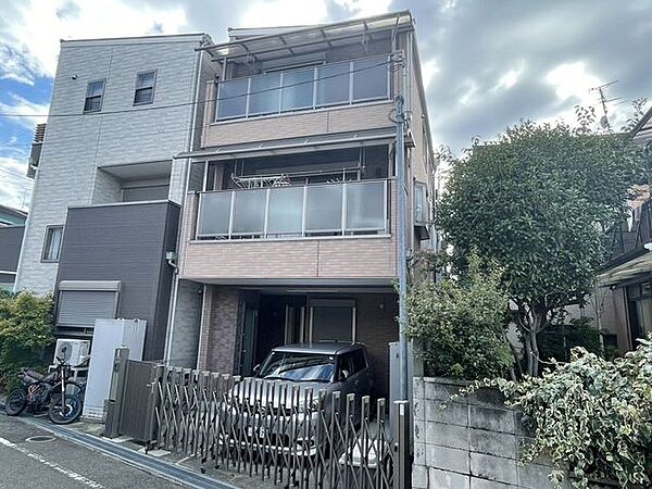 緑あふれる街に佇む、落ち着いた雰囲気のお家です。