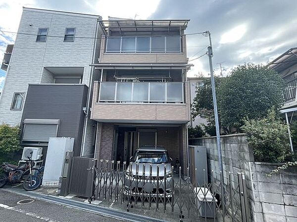 しっかりとした造りの外観は、安心感を与える堅牢なデザインです。長く住み続けられる住まいです。