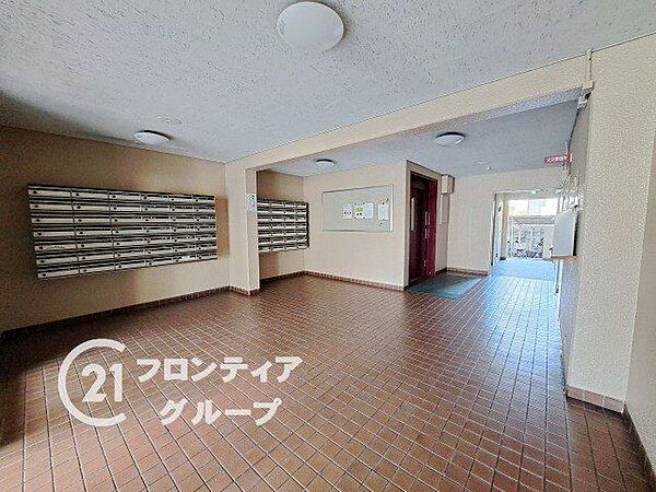 ゆとりある広さと温かみのある床面が印象的なロビー空間ですね！落ち着いた色合いで統一されており心地よい静けさが漂っています
