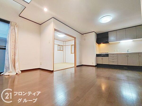 落ち着いた色合いのフローリングと優しい光が広がる開放的なリビングですね！家族みんなが自然と集まり笑顔でくつろげる、あたたかみと心地よさに満ちた空間です