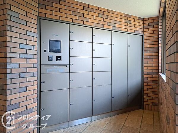 便利な宅配ボックスがあります。不在時に荷物の受け取りができて便利です！スマートで心地よい毎日を叶えてくれます。