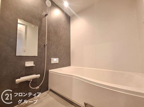 スタイリッシュなバスルームで、贅沢なひとときを過ごすことができます。デザイン性と機能性を兼ね備えた空間です。