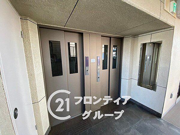 自然光が入る明るい窓と落ち着いた扉が調和した、すっきりと整う共用ホール！隅々まで手入れの行き届いた清潔な空間が、毎日の暮らしに穏やかな静けさと心地よさを届ける共用部！