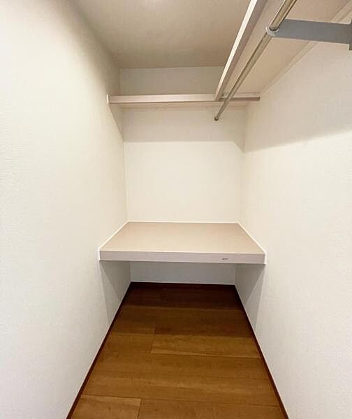 2階洋室ウォークインクローゼット内部