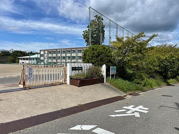 陵成中学校まで785ｍ