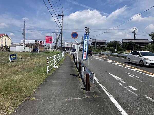 幅員のある道路で、車の出入りもスムーズに行えます。